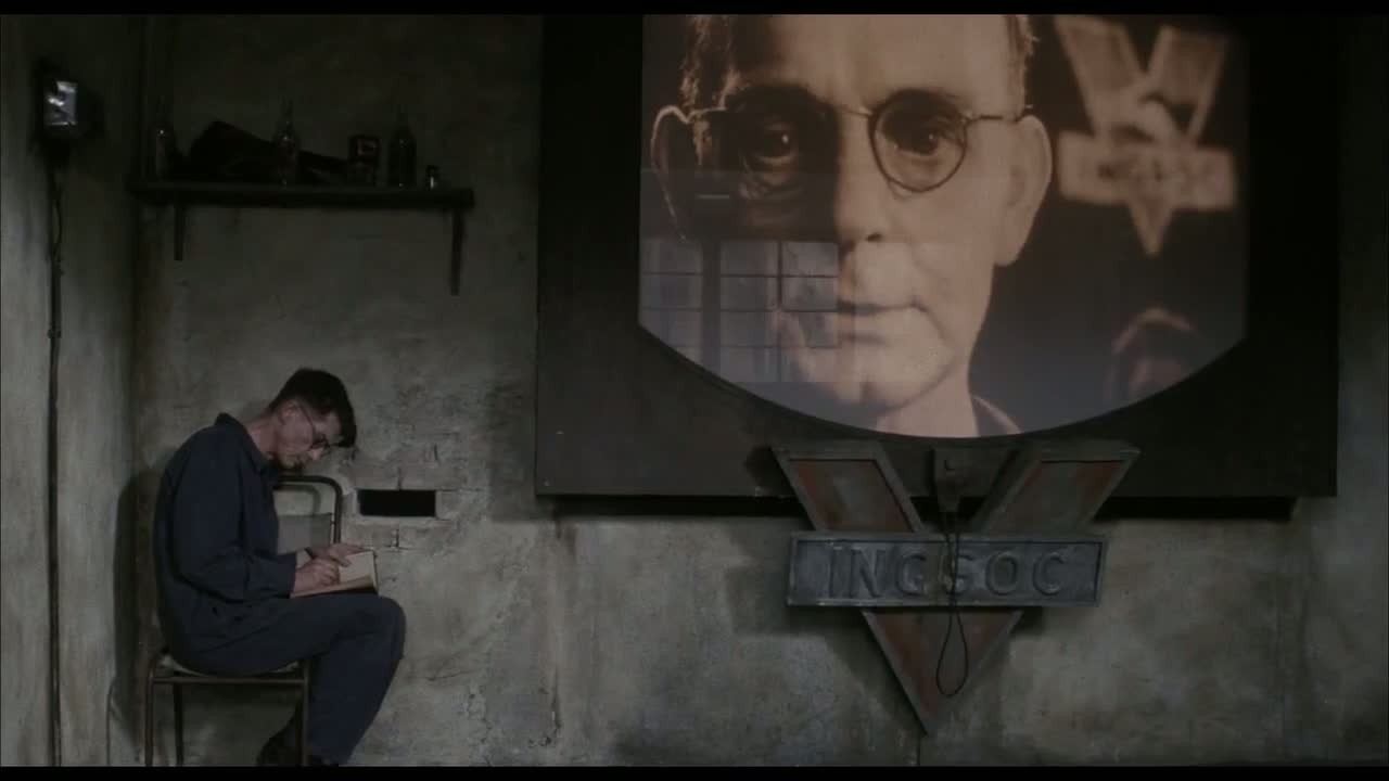 Scenă din ecranizarea romanului „1984” de G. Orwell despre societatea represivă și totalitară în care libertățile de bază sunt suprimate - poate l-a văzut și Liviu Dragnea!