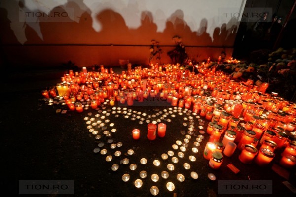 Sute-de-bucuresteni-au-aprins-candele-la-intrarea-in-club-Colectiv-din-Capitala-1-600x400-7