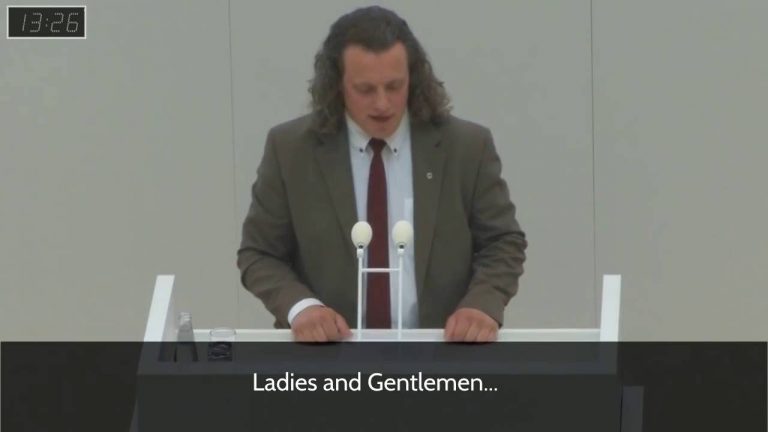 VIDEO Un politician german ridiculizează nebunia „gender”, salutând în Parlament 60 de „genuri” diferite